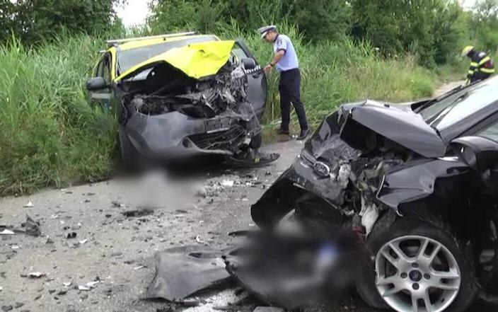 Accident grav în Dâmbovița. O tânără a intrat cu mașina pe contrasens după ce s-a uitat în telefon