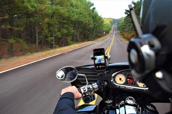 Avertisment de la Apple: Motocicletele puternice pot defecta camerele telefoanelor iPhone