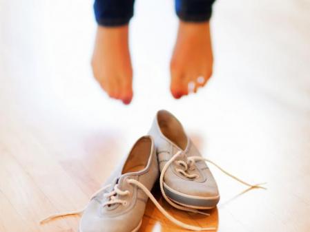 A los pies de los demás: recogida benéfica de zapatos