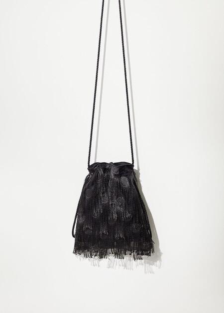 The black bag that triumphs at Mango Outlet only costs 10 euros