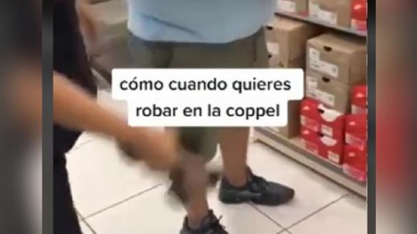 Exhiben a hombre por cambiar sus tenis usados por unos nuevos en tienda