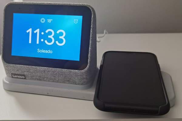 El reloj inteligente que carga tu smartphone mientras duermes: probamos el Lenovo Smart Clock 2