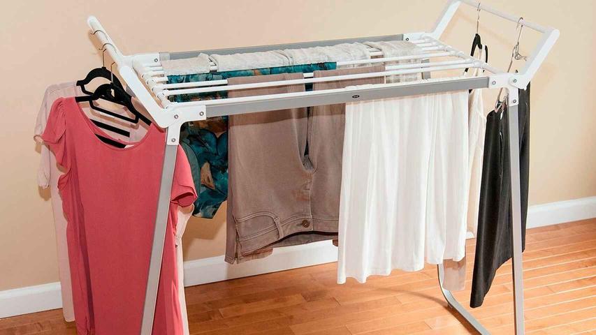 Los peligros y riesgos de tender la ropa mojada dentro de casa