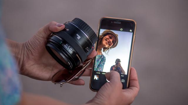 Why our smartphones don't really "zoom" when we take a picture