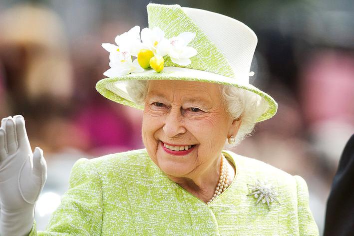 The 5 most colorful looks of Queen Elizabeth II that you will surely want to know