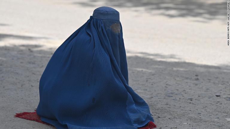 ¿Qué significa para las mujeres y las niñas que los talibanes hayan tomado el control de Afganistán?