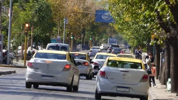 Tres ladrones simulan un allanamiento, roban más de $200.000 y sustraen un taxi para huir | Diario de Cuyo - Noticias de San Juan, Argentina y el mundo