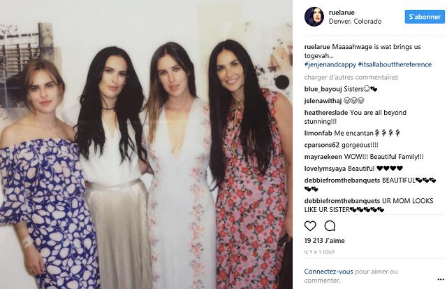 PHOTOS – Demi Moore poses with her three daughters: she seems as young as they are