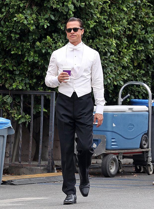Brad Pitt looks sexy in skintight black and white tuxedo on 'Babylon' set — Stock Photo