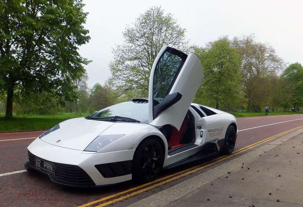 I drove in the UK for the first time-driving a 700 horsepower Lamborghini
