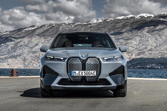 2022 BMW iX xDrive50: Bavarian electric vehicles provide 300 miles of cruising range, simple interiors, etc.