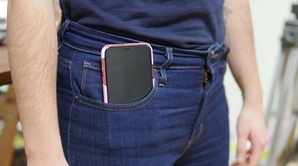 Nos poches et les smartphones : nouvel exemple d’une société pensée pour les hommes avant les femmes