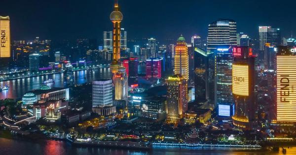 De New-York à Shanghaï, la marque de luxe Fendi illumine les villes !