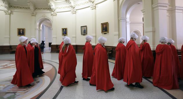 ¿Por qué se visten con túnicas rojas y sombreros blancos las mujeres que protestan contra Kavanaugh?