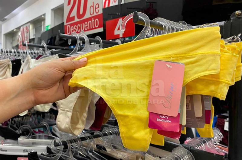 Crisis acaba con tradición de comprar ropa interior amarilla #ETIQUETAS