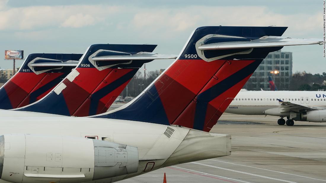 Un hombre fue arrestado luego de supuestamente exponerse a una azafata y pasajeros de Delta Air Lines