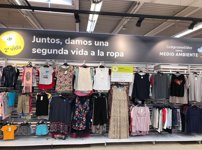 Carrefour ahora vende ropa usada: la estrategia que aplica en España