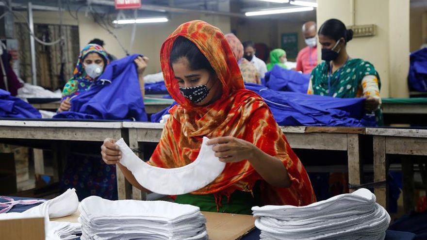 Los trabajadores de las fábricas textiles de Bangladesh: “Solo nos lavamos las manos una vez al entrar, eso es todo”