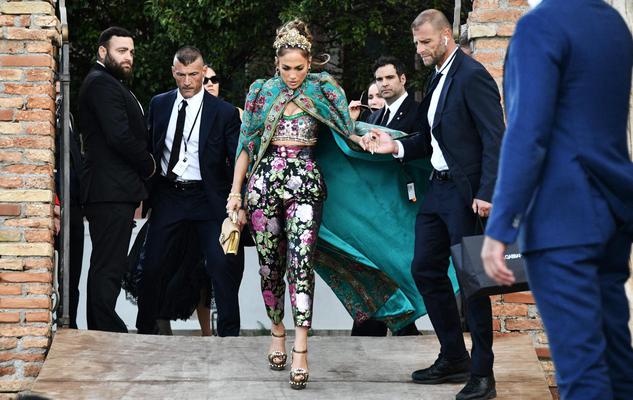 The royal arrival of Jennifer Lopez in Venice, all in cape and tiara