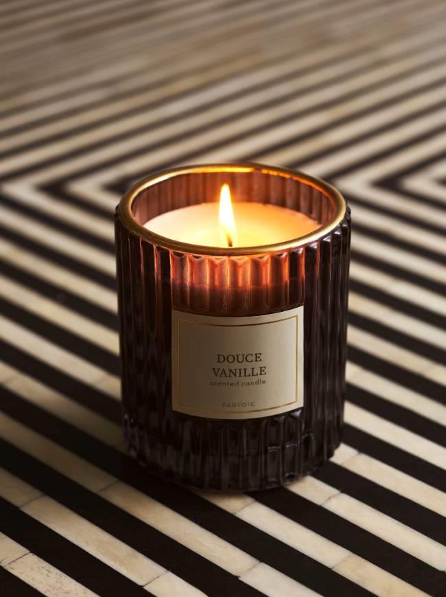 This candle from the Parfois house collection smells like vanilla and lasts a long time