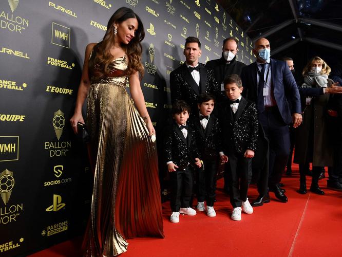 Antonela Roccuzzo deslumbró con un elegante vestido dorado en la gran noche de Messi