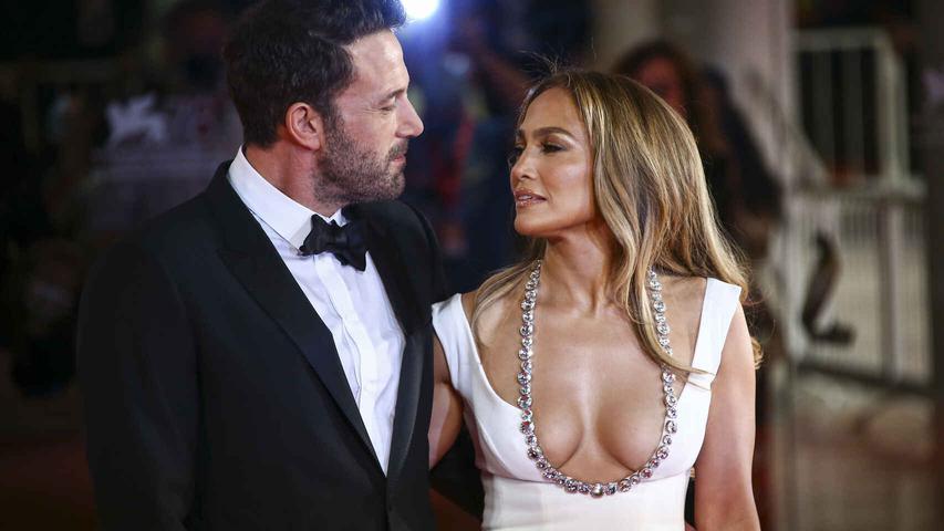 Corazón Jennifer Lopez paraliza Venecia de la mano de Ben Affleck: su vestido-joya y escote de pedrería