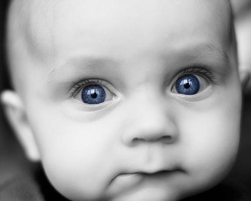 Cómo y por qué cambia el color de ojos del bebé según crece