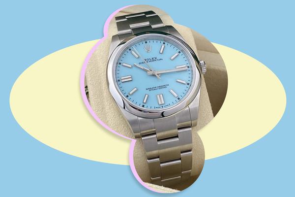 Pastel colored watches are the trend of the moment and that's how they are worn
