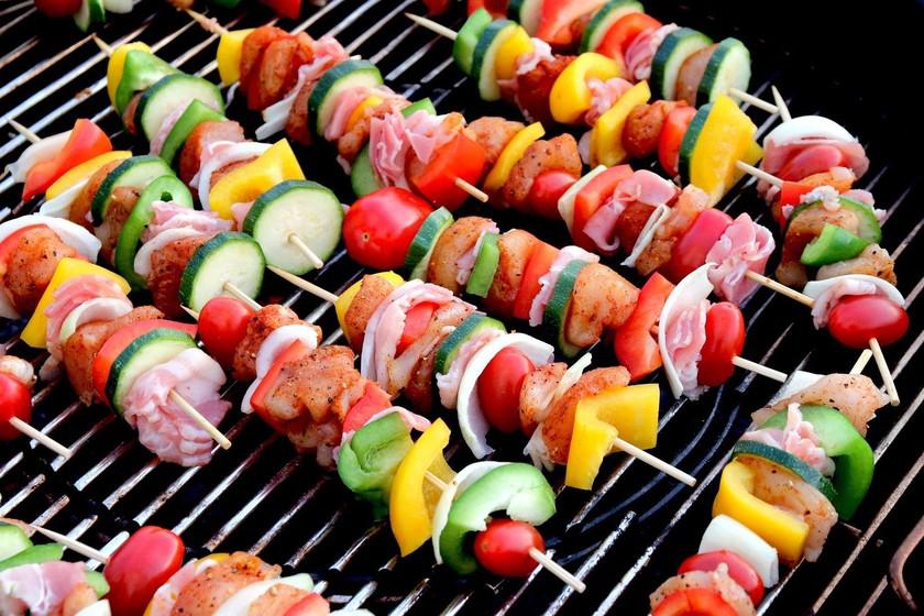 Six recipes for skewers and skewers for the weekend snack and say goodbye to August with joy