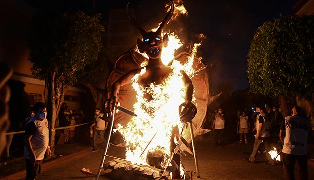 Católicos "queman" al diablo y a la corrupción en Guatemala