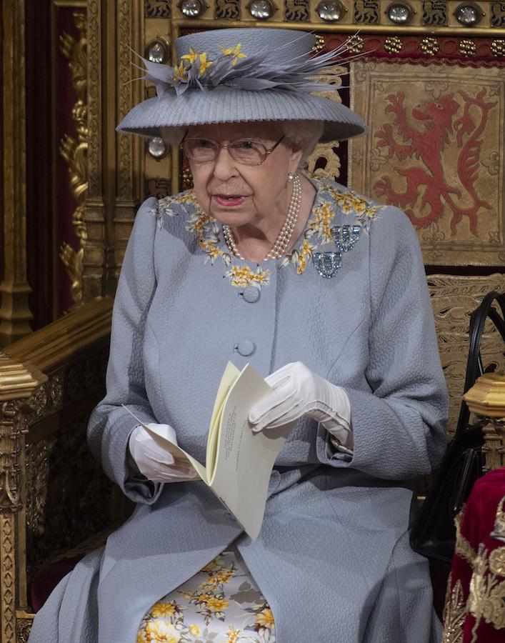 El significado oculto de las joyas de la reina Isabel II en su primer acto público tras la muerte del Duque