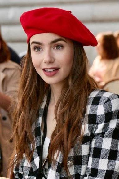 Este es el bolso XXL que Lily Collins amaría lucir en ‘Emily in Paris’