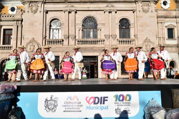Suman más de 5 mil chamarras en festival de danza folklórica para campaña Abrigos que abrazan