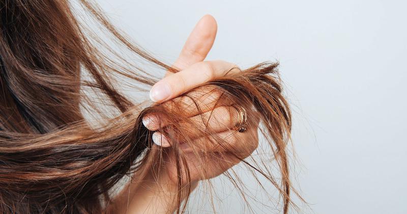 El truco de experto para que el pelo no se quiebre más: una toalla de microfibra
