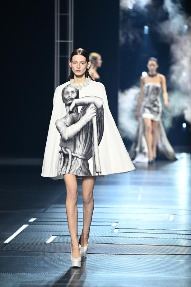 La Alta Costura de Fendi y los vestidos homenaje a Roma que recuerdan que la moda también es arte