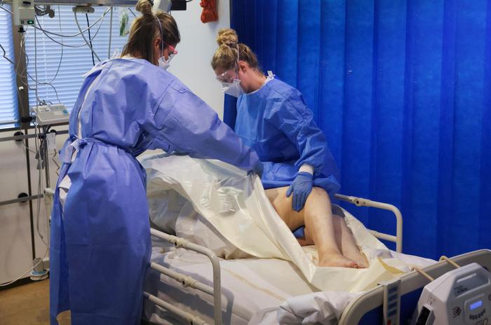 Covid-19 : 900 patients de plus dans les hôpitaux français en une semaine