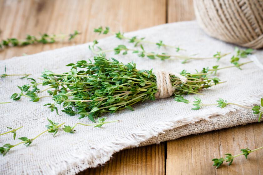 Thyme, king of aromatic herbs in the kitchen: what it is, how to use it and 16 sweet and savory recipes to enjoy it
