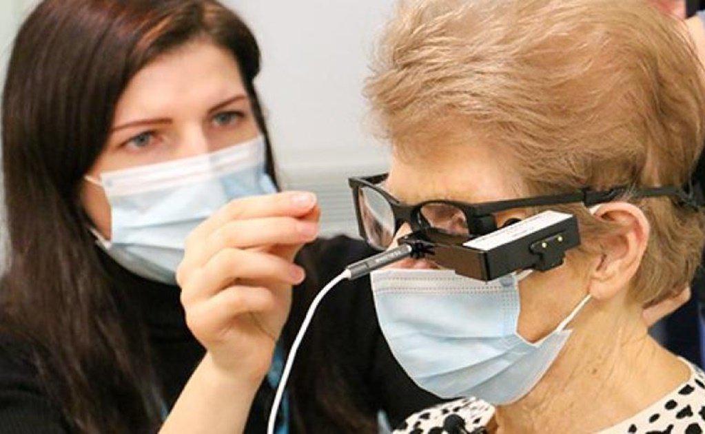 Mujer en Reino Unido recibe el primer implante de chip biónico en el ojo