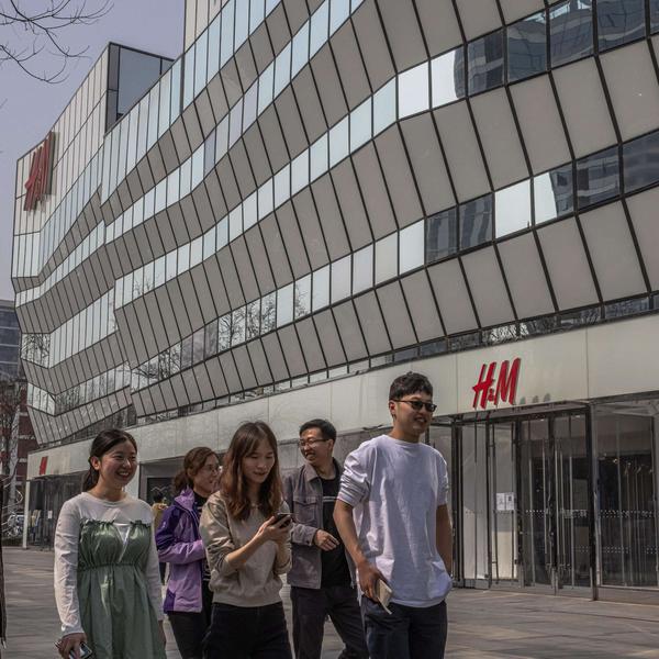 Nach Sanktionen: China-Boykott gegen H&M und Nike - Schuhe verbrannt, Aktien geraten in Sinkflug