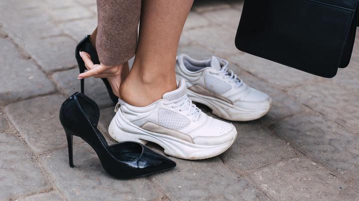 Barfußschuhe statt High-Heels. Warum Frauen vom hohen Absatz runterkommen