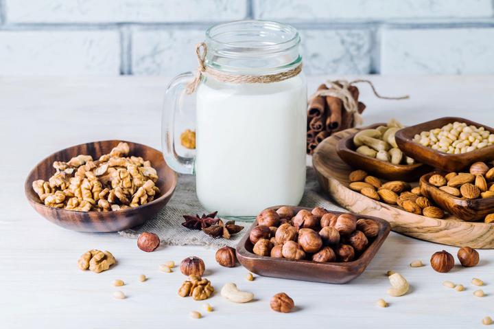 Vegane Milch selbst zubereiten: 3 Methoden für zu Hause