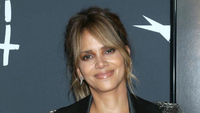 Halle Berry Receives Honorary Mention at People's Choice Awards