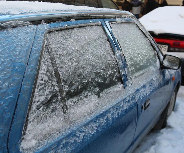 Poranny błąd kierowców w zimie. Chwila nieuwagi może sporo kosztować