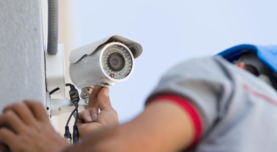 Jak monitorować teren posesji przy użyciu kamer, aby nie złamać prawa?