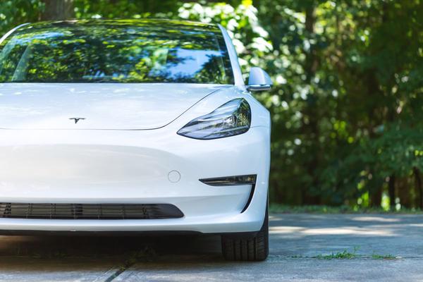 www.hotcars.com Esto es lo que sabemos sobre el Tesla Hatchback 2023