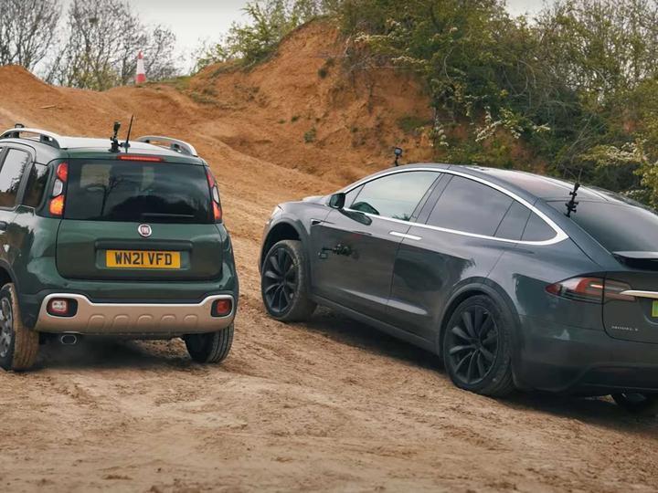 Batalha off-road: Tesla Model X vs Fiat Panda Cross 4×4