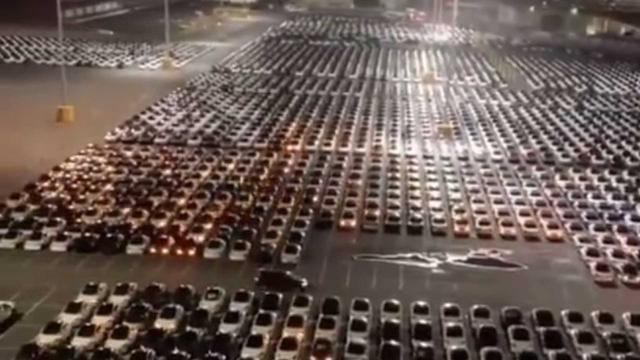Atualização em massa de carros da Tesla capturada em vídeo