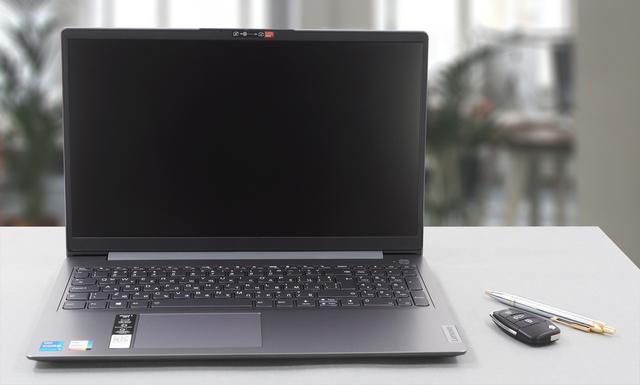 Ein 15,6-Zoll-Laptop von Lenovo mit guter Geschwindigkeit und langer Akkulaufzeit