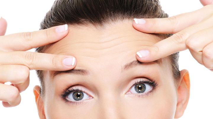 Stirnfalten mindern: Pflegetipps für glatte Haut