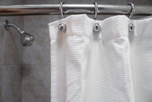  Comment garder un rideau de douche propre et éviter la moisissure |  Bien + Bien